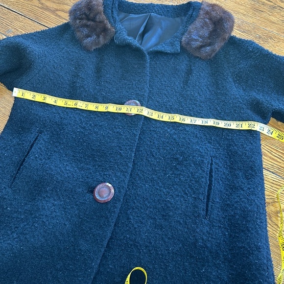 Vintage Wyandotte fabric 100% wool black boucle coat with mink collar. - Picture 8 of 13
